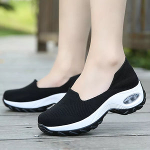 Women's Mesh Round Toe Slip-On Closure Breathable Sports Sneakers